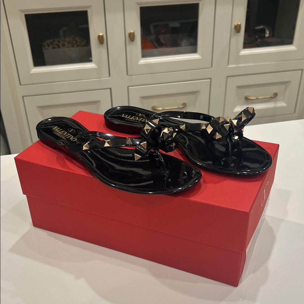 Valentino Garavani Rockstud Bow Jelly Thong Sandals - Picture 3 of 14